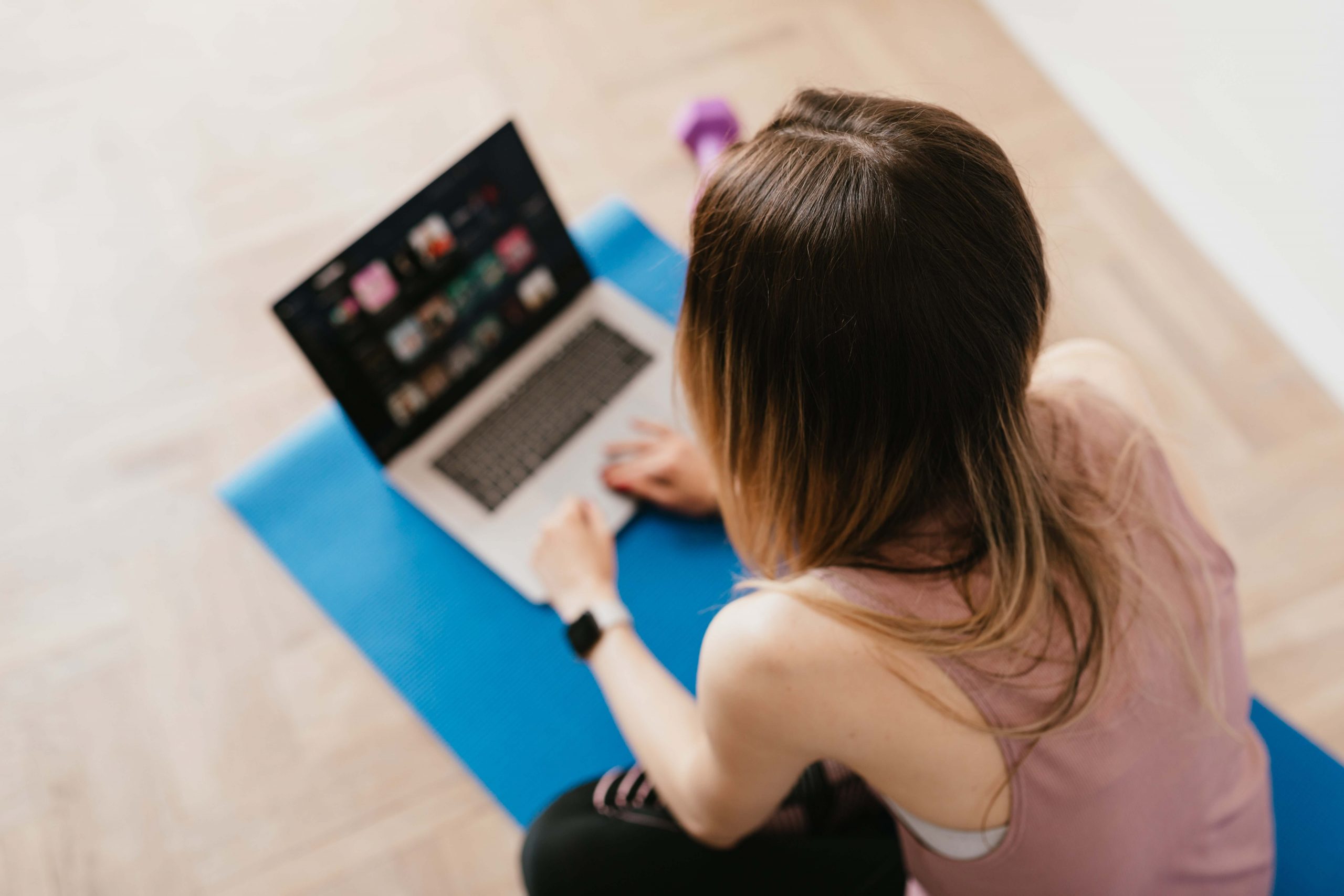 Sportliche Frau am Laptop