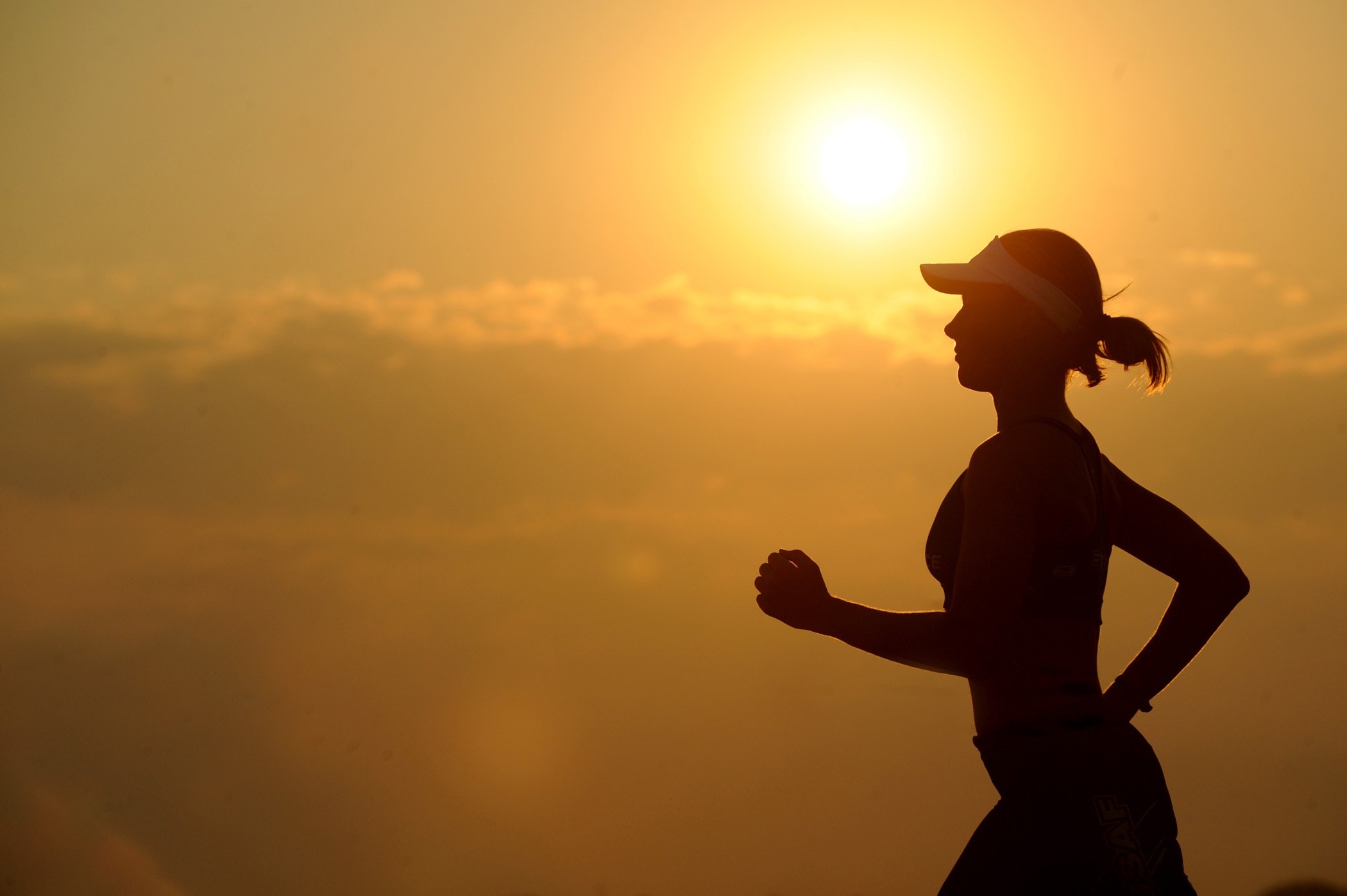 Frau läuft in der Sonne, Beitragsbild „Gesundheit und Klima – EbM für die Zukunft“