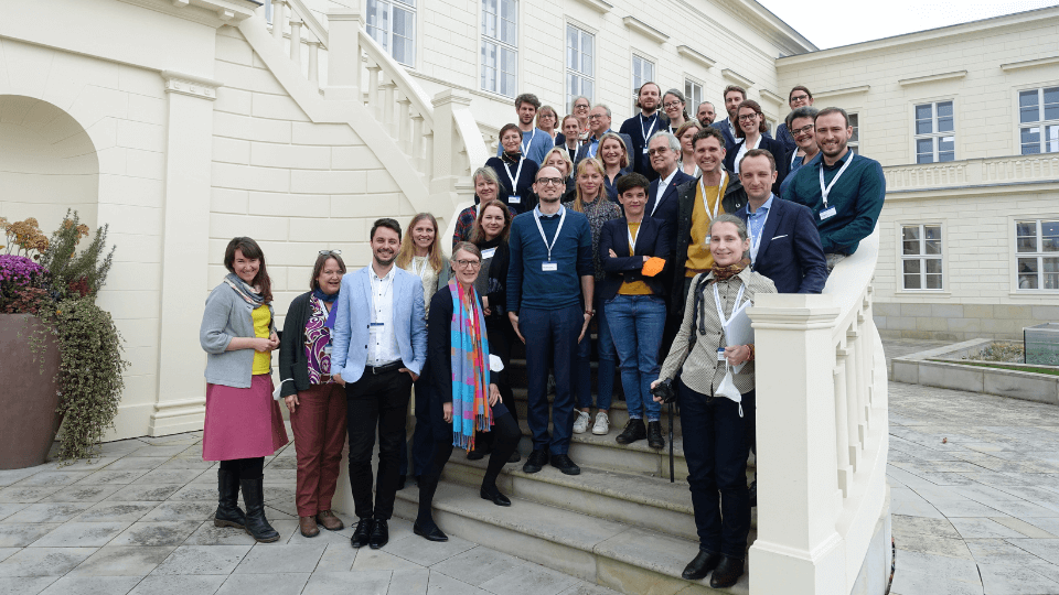 Ca. 40 Wissenschaftler*innen, Patientenvertreter*innen und Vertreter*innen von Fördergebern explorierten im Schloss Herrenhausen, Hannover die Bedingungen für verantwortliche Beteiligung in der Wissenschaft. Symposium zur Ethik der Partizipation