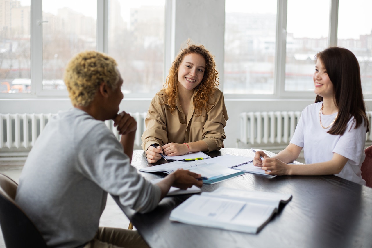 Drei Studierende lernen zusammen an einem Tisch Certified Advanced Studies (CAS) Weiterbildungskurs FGW MHB